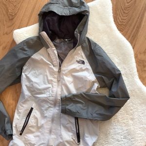THE NORTH FACE women’s windbreaker jacket.